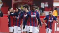 El Huesca se escapa y el Oviedo se lleva el derbi asturiano
