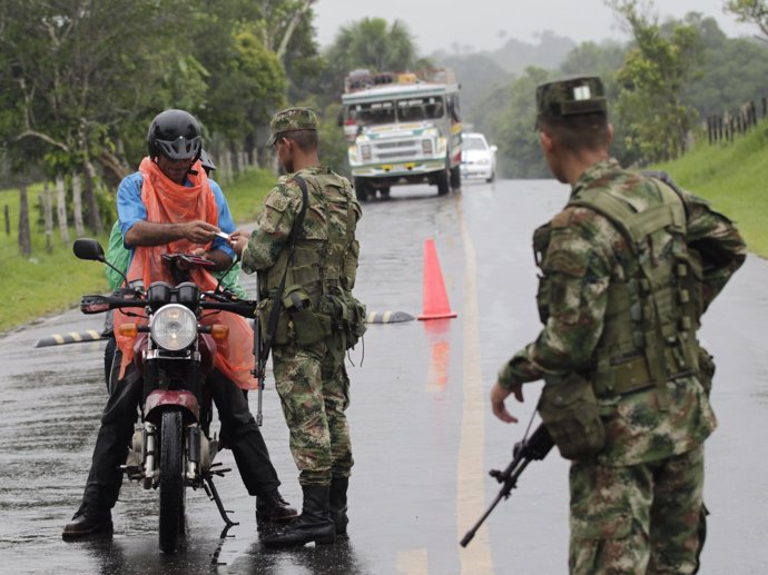 Soldados Colombianos Montan Un Control De Carreteras En Busca De Guerrilleros