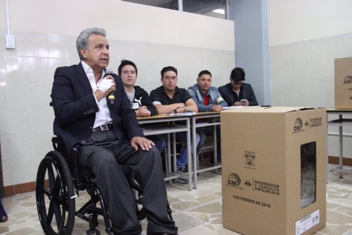 El presidente de Ecuador, Lenín Moreno, junto a una urna