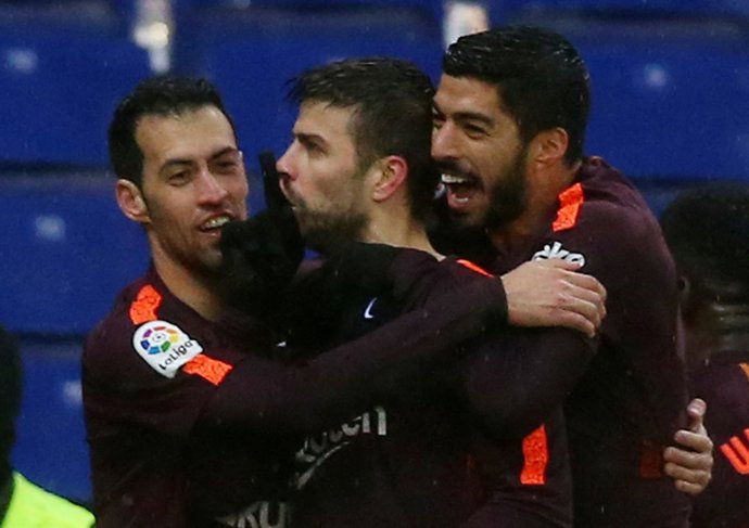 Piqué da un punto al Barça en otro derbi caliente