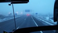 La nieve dificulta la circulación en 300 carreteras y el hielo mantiene cortada la AP-6