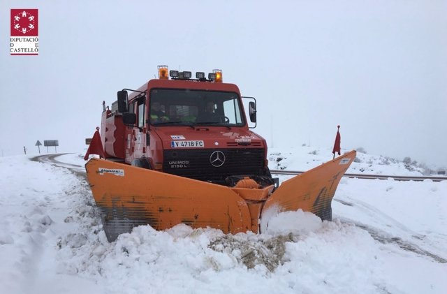 Efectivs de los bomberos de Consorcio deCastellón trabajan para quitar la nieve 