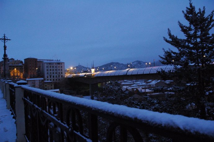 Barandilla del viaducto viejo de Teruel con nieve, al amanecer