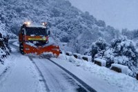 Bomberos de la Diputación de Zaragoza trabajan en la retirada de nieve de las carreteras de la provincia