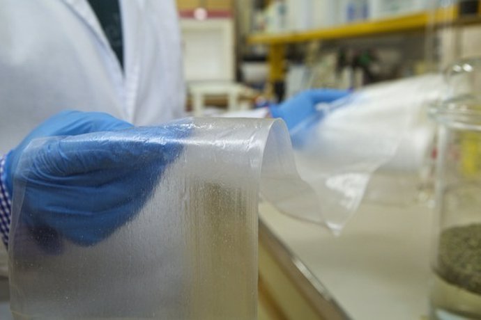 Material plástico adhesivo con propiedades antimicrobianas