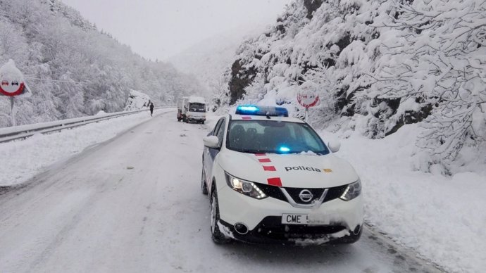 Cotxe dels Mossos d'Esquadra en una carretera nevada