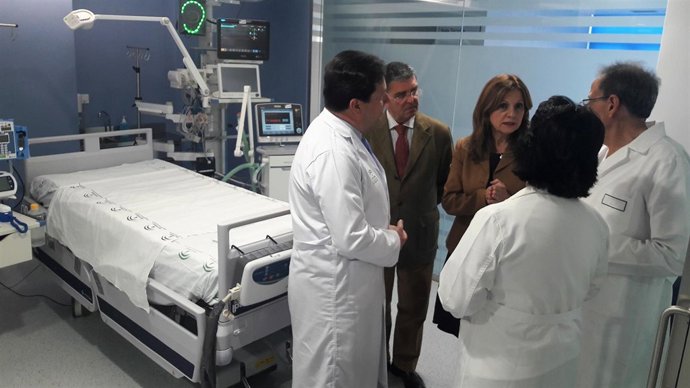 La consejera de Salud visita la UCI del Hospital Puerta del Mar en Cádiz