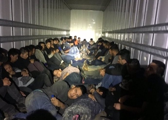 Inmigrantes en un camión