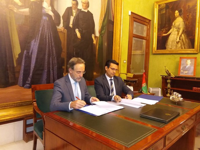 El consejero de Fomento, Felipe López, y el alcalde de Granada, Francisco Cuenca