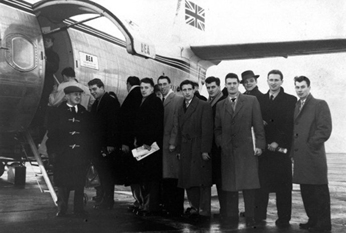 El Manchester United de 1958 subiendo al avión de la tragedia aérea