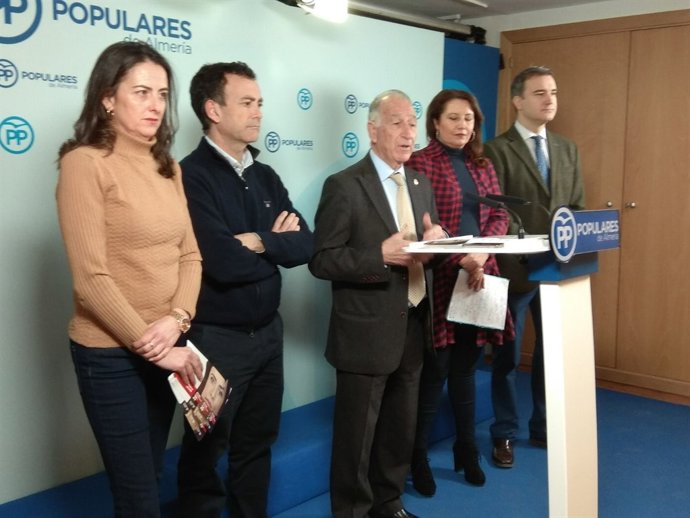 En el centro, el presidente del PP de Almería, Gabriel Amat