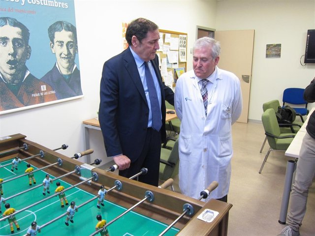 El consejero con el gerente del Río Hortega, Alfonso Montero