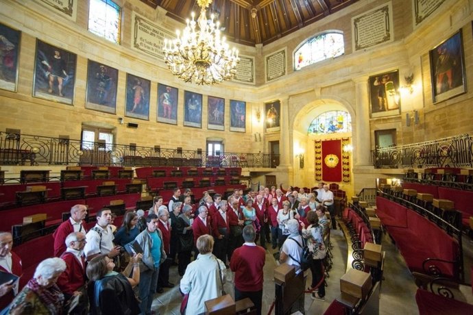 Turistas en la Casa de Juntas de Gernika