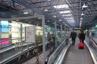 El aeropuerto de Barajas reabre una de sus pistas afectada por la nieve y espacia los vuelos por seguridad