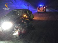 La Guardia Civil auxilia a tres mujeres y a numerosos vehículos atrapados por la nieve en Huesca