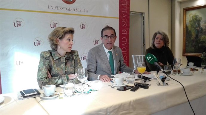El rector de la US, Miguel Ángel Castro, durante un desayuno informativo
