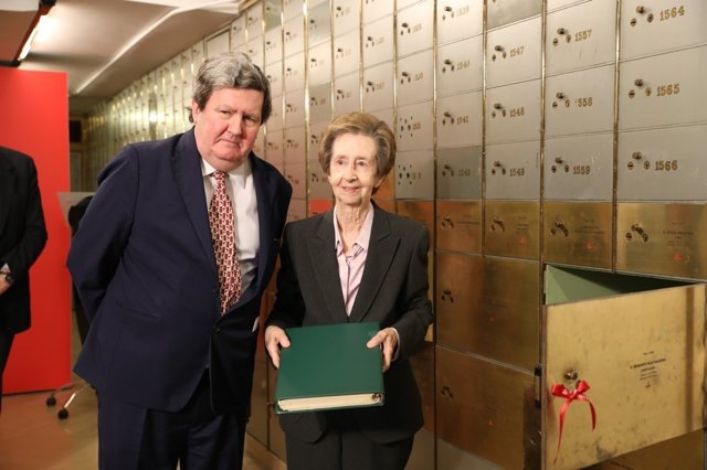  Margarita Salas Abre El Legado Que Dejó En La Caja De Las Letras En 2008