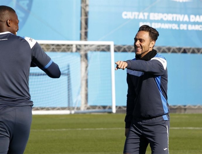 Sergio García bromeja en un entrenament de l'Espanyol