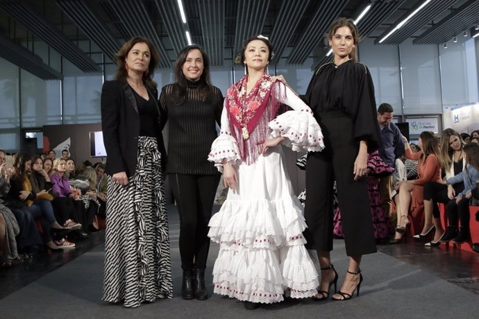 Rocío Terry, Elena López y Lourdes Montes con el vestido reciclado