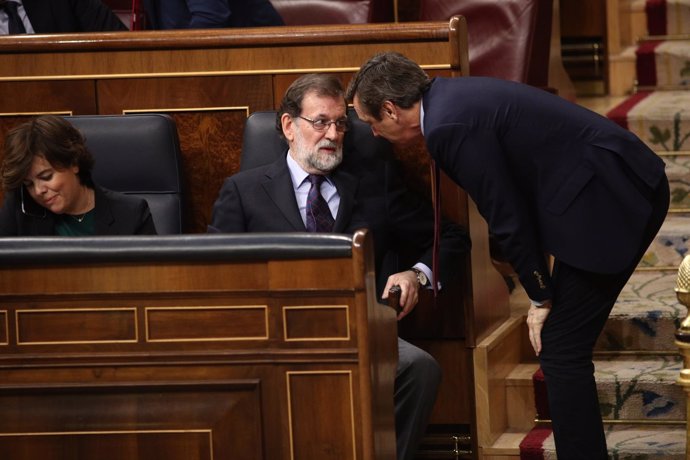 Rajoy y Rafael Hernando hablan en el Congreso