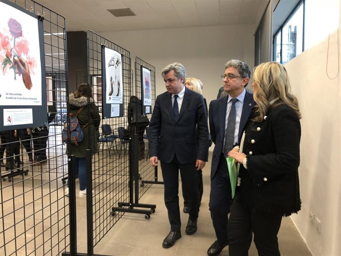 El delegado del Gobierno, Enric Millo, abre una exposición en Tarragona