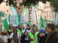 Más de un centenar de personas protestan en Sevilla por la "demora" del concurso de traslados del SAS de enfermería