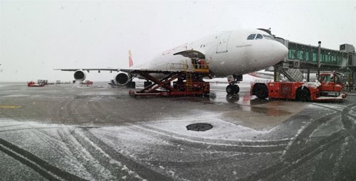 La nieve causa retrasos en Barajas y el cierre de dos pistas
