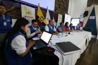 El CNE de Ecuador anuncia que tras el 98,6% escrutado la victoria del 'Sí' los "resultados son irreversibles"