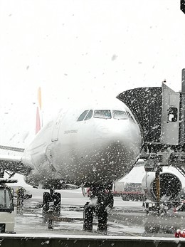 La nieve causa retrasos en Barajas y el cierre de dos pistas