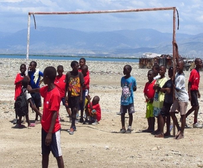 Niños en Haití jugando en una cancha