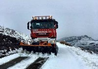Los bomberos de la DPZ continúan trabajando para limpiar las carreteras afectadas por las nevadas