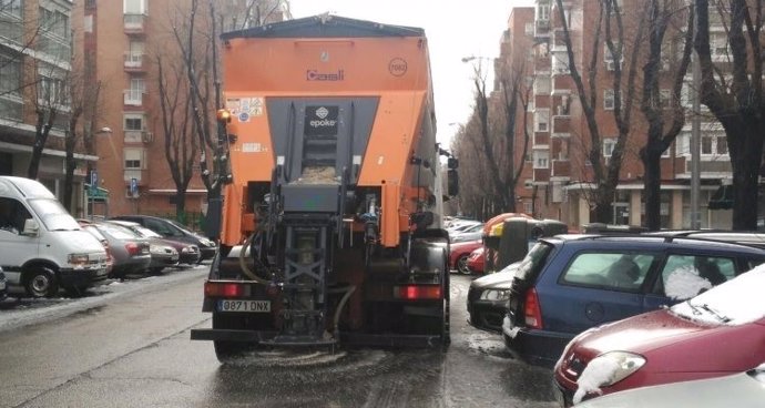 Camión esparciendo sal en las calles de Madrid