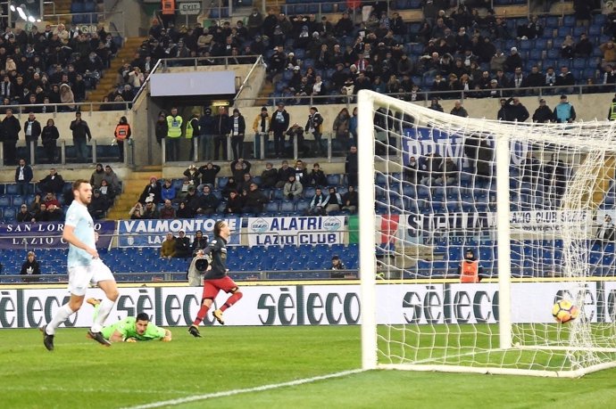 Laxal celebra el 1-2 ante el Lazio