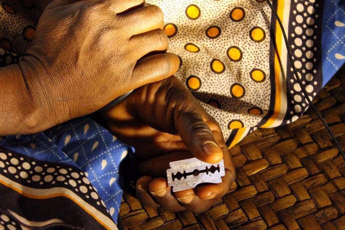 Una mujer se dispone a practicar la mutilación genital femenina en Kenia