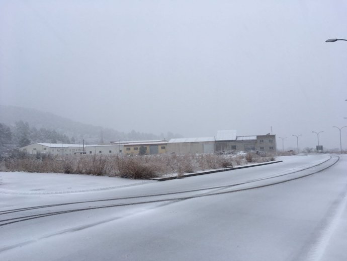 Nieve este martes en la carretera a la altura de Valderrobres (Teruel)