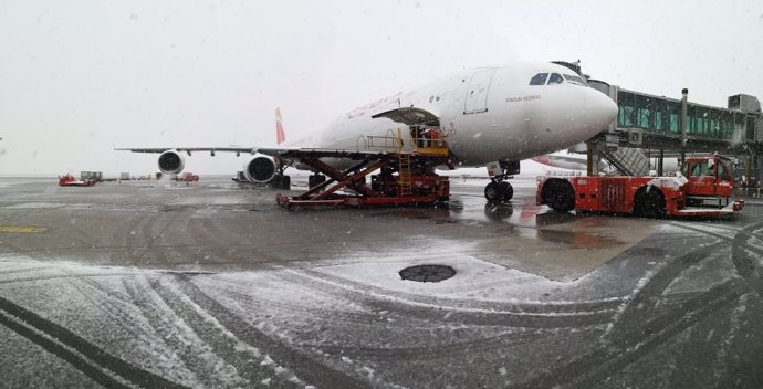 Imagen del Aeropuerto de Barajas durante el temporal de nieve