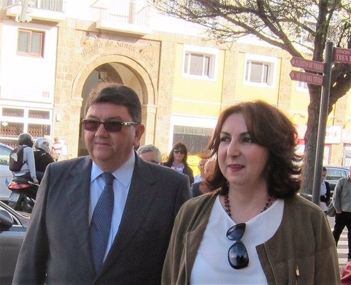 Los exalcaldes de Rota a su llegada a la Audiencia Provincial de Cádiz