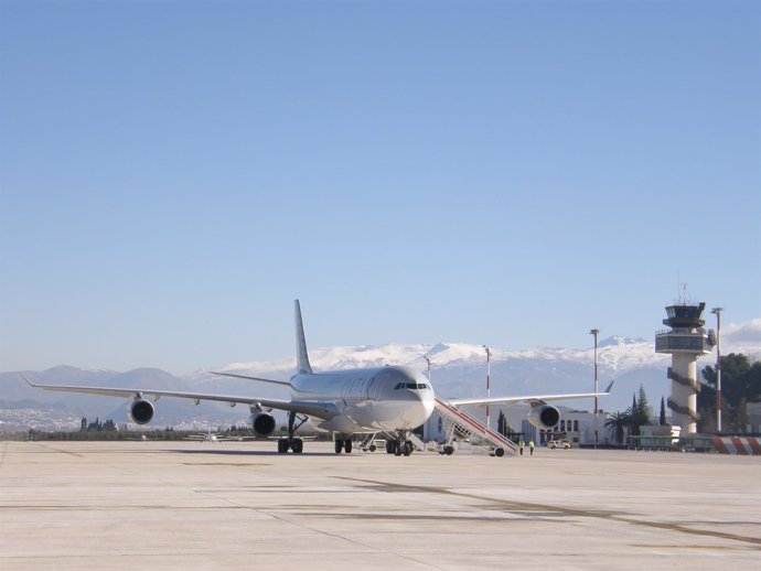 El aeropuerto de Granada acoge el aterrizaje de un Airbus 340