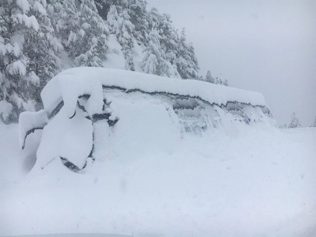 Autocar cubierto de nieve en Saldes (Barcelona)
