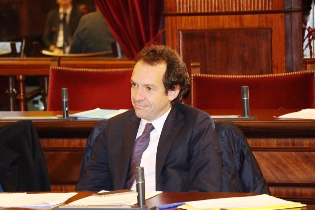 El conseller Marc Pons en el pleno del Parlament