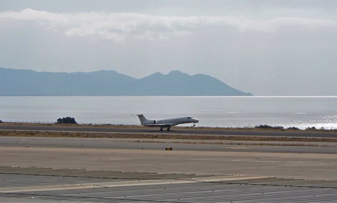 Un avión despega en el Aeropuerto de Almería