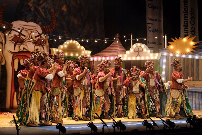 Comparsa del Carnaval de Cádiz cantando en el Teatro Falla