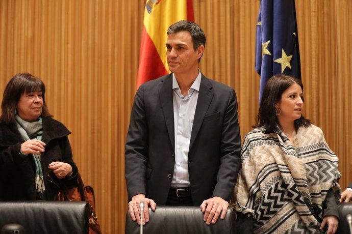 Pedro Sánchez, Micaela Navarro y Adriana Lastra en la reunión del Grupo del PSOE