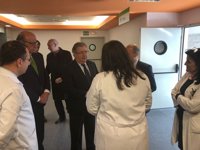 Zoido visita en el hospital al GEO de la Policía que se recupera tras ser herido en el operativo contra Sito Miñanco