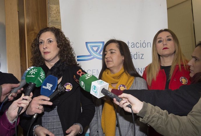 La diputada provincial Isabel Moya y la escritora Nuria Varela