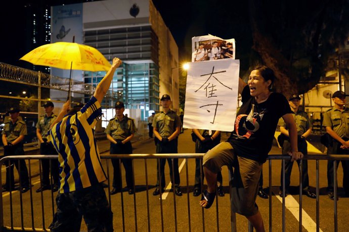 Foto de archivo de un manifestante sosteniendo un paraguas amarillo