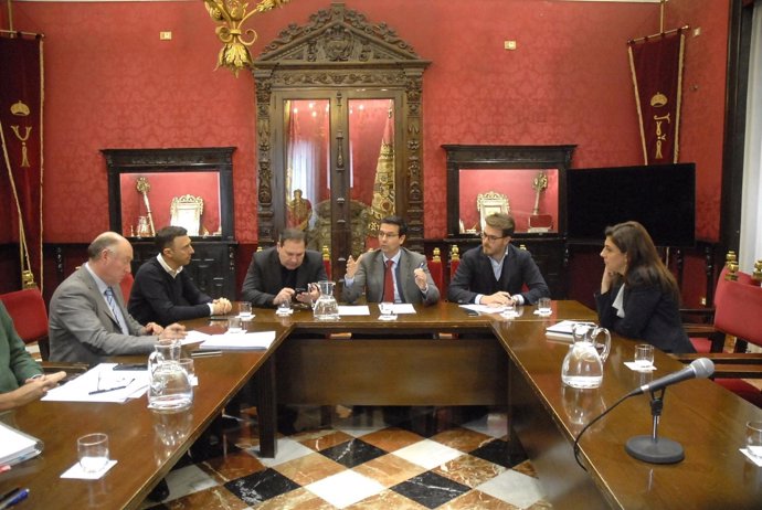 Reunión con hosteleros en el Ayuntamiento de Granada