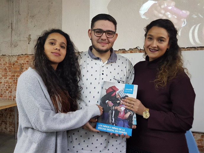Una joven marroquí, un joven trans y una joven gitana con el informe de UNICEF