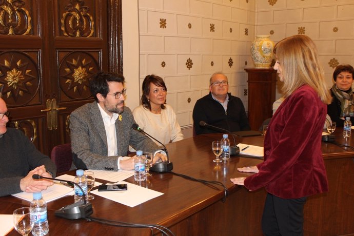 Anna Martí, a la derecha, en el pleno del Ayuntamiento de La Seu d'Urgell