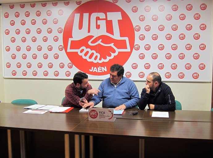 Manuel Jiménez (c), junto a responsables de FICA-UGT en Jaén.